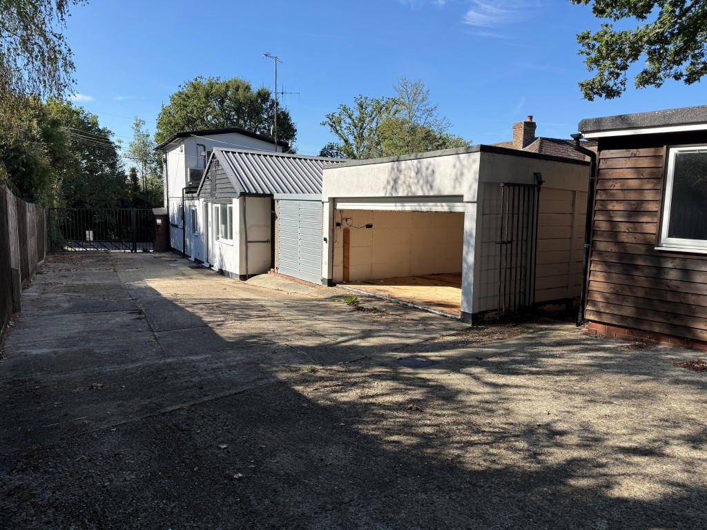 Lot: 11 - DETACHED PROPERTY ARRANGED AS OFFICES AND GARAGES WITH POTENTIAL - Rear elevation